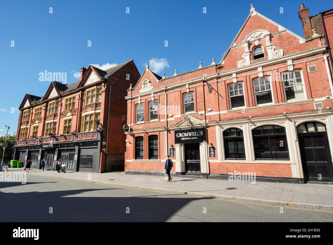Cromwells public house e wine bar in Bridge Street nel Cheshire città di Warrington. La strada principale della città di Warrington. Foto Stock
