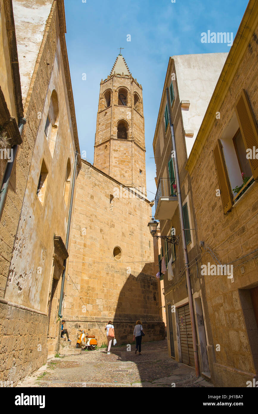 Alghero la torre della cattedrale, il campanile della cattedrale visto da un quartiere Street nel quartiere della città vecchia di Alghero, in Sardegna Foto Stock