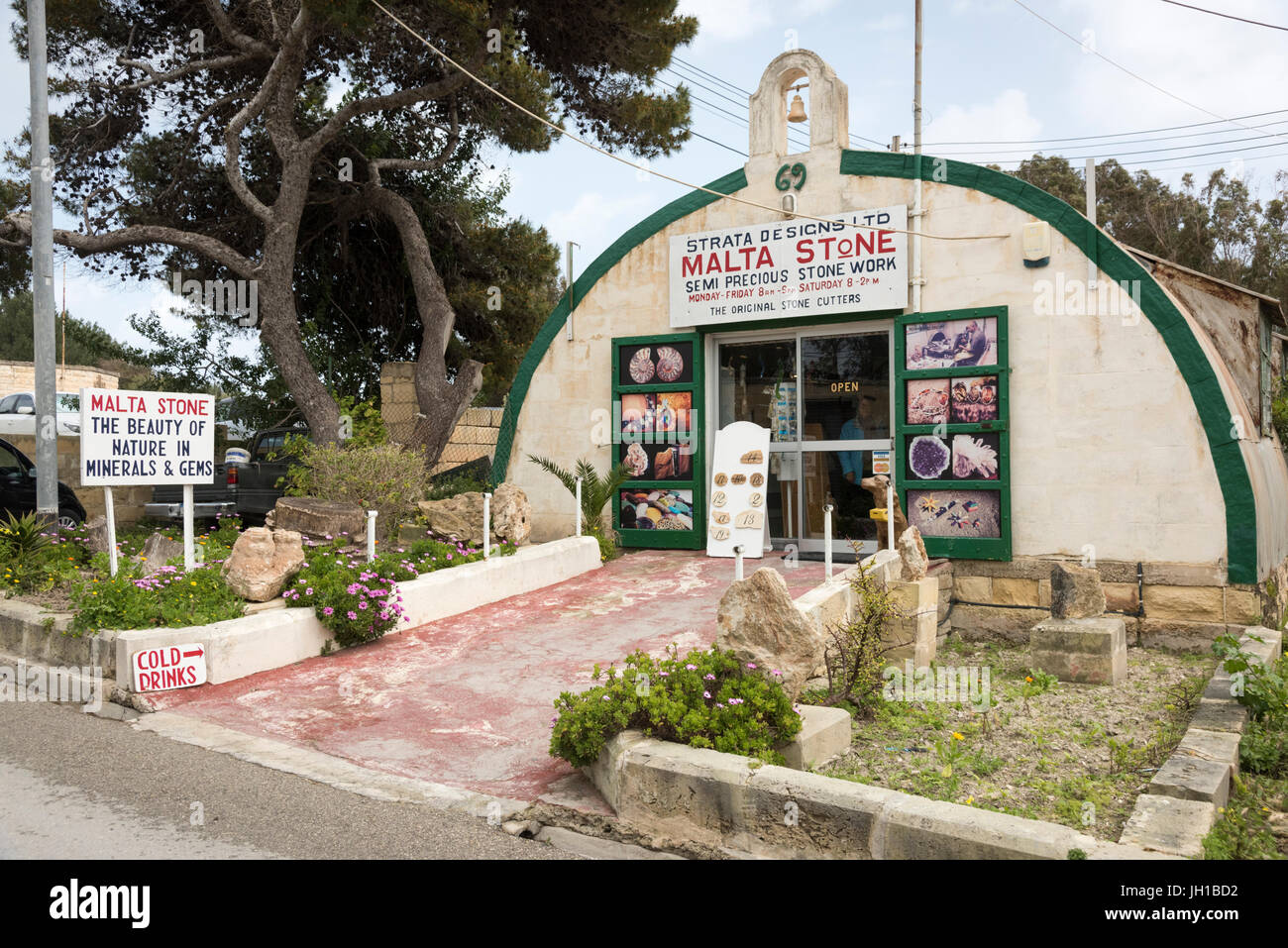 Pietra di Malta i negozi di artigianato locale presso il villaggio artigianale e Ta' Qali Centro di artigianato e il Villaggio Artigianale di Malta nel vecchio airfield nissen capanne Foto Stock