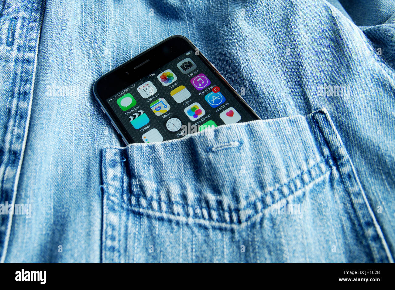 Montreal, Canada, 11 luglio,2017.Un iPhone 6 in un denim nella tasca della camicia. Credit:Mario Beauregard/Alamy Live News Foto Stock