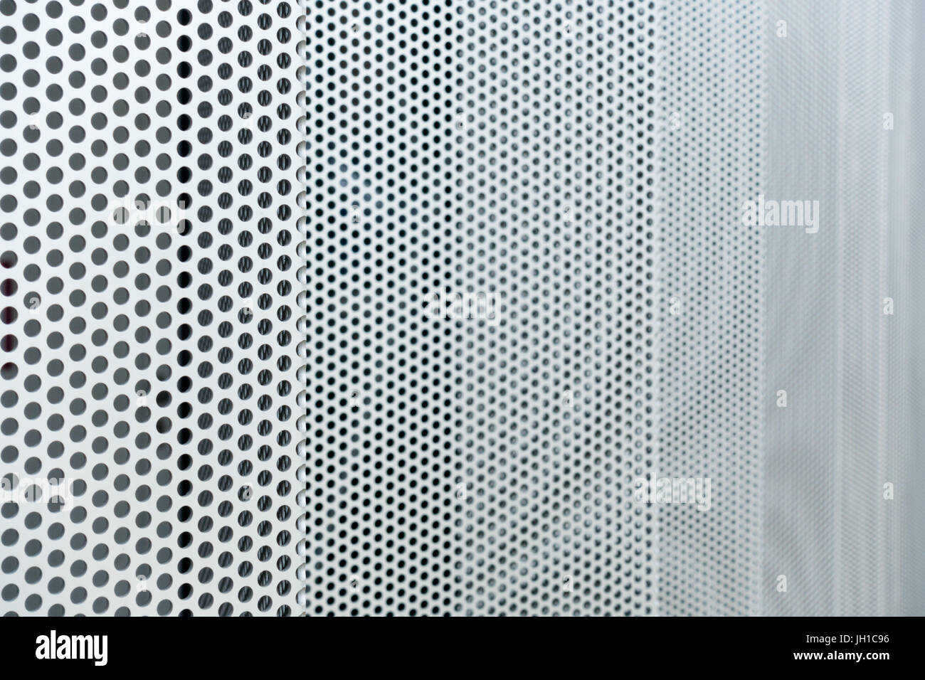 Metallo grigio Sfondo, rotondo di metallo perforato la texture Foto Stock