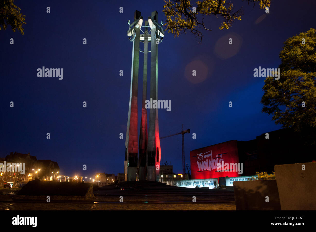 Gdansk, Polonia. Monumento ai Caduti i lavoratori del cantiere di 1970 e la solidarietà europea Center Building illuminato in rosso e bianco, nazionale polacco. Foto Stock