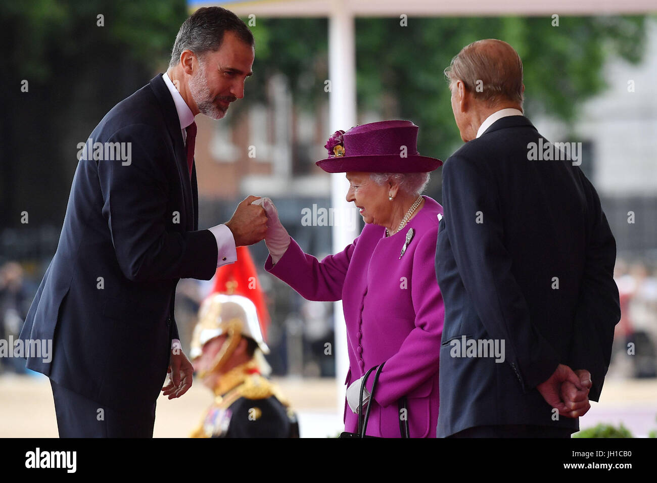 Queen Elizabeth II accoglie re spagnolo Felipe VI come il Duca di Edimburgo si affaccia su durante una cerimonia di benvenuto per la sua visita di Stato nel Regno Unito con la sfilata delle Guardie a Cavallo, Londra. Foto Stock