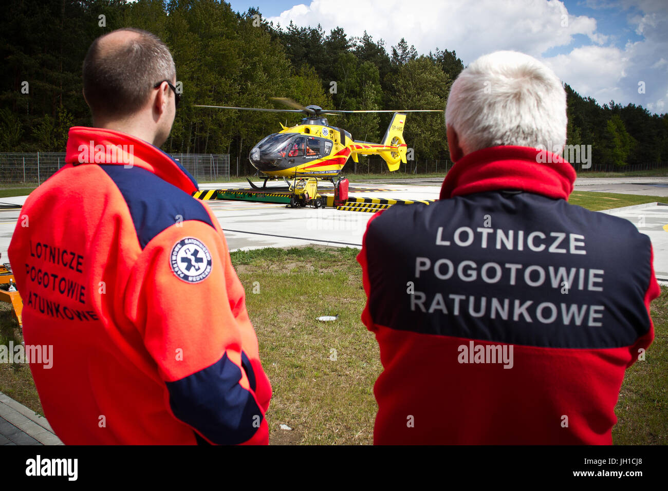 Elicottero polacco il servizio di emergenza medica (ORLI) Eurocopter 135 in corrispondenza degli orli Polsih base in Gdansk, Polonia. Foto Stock
