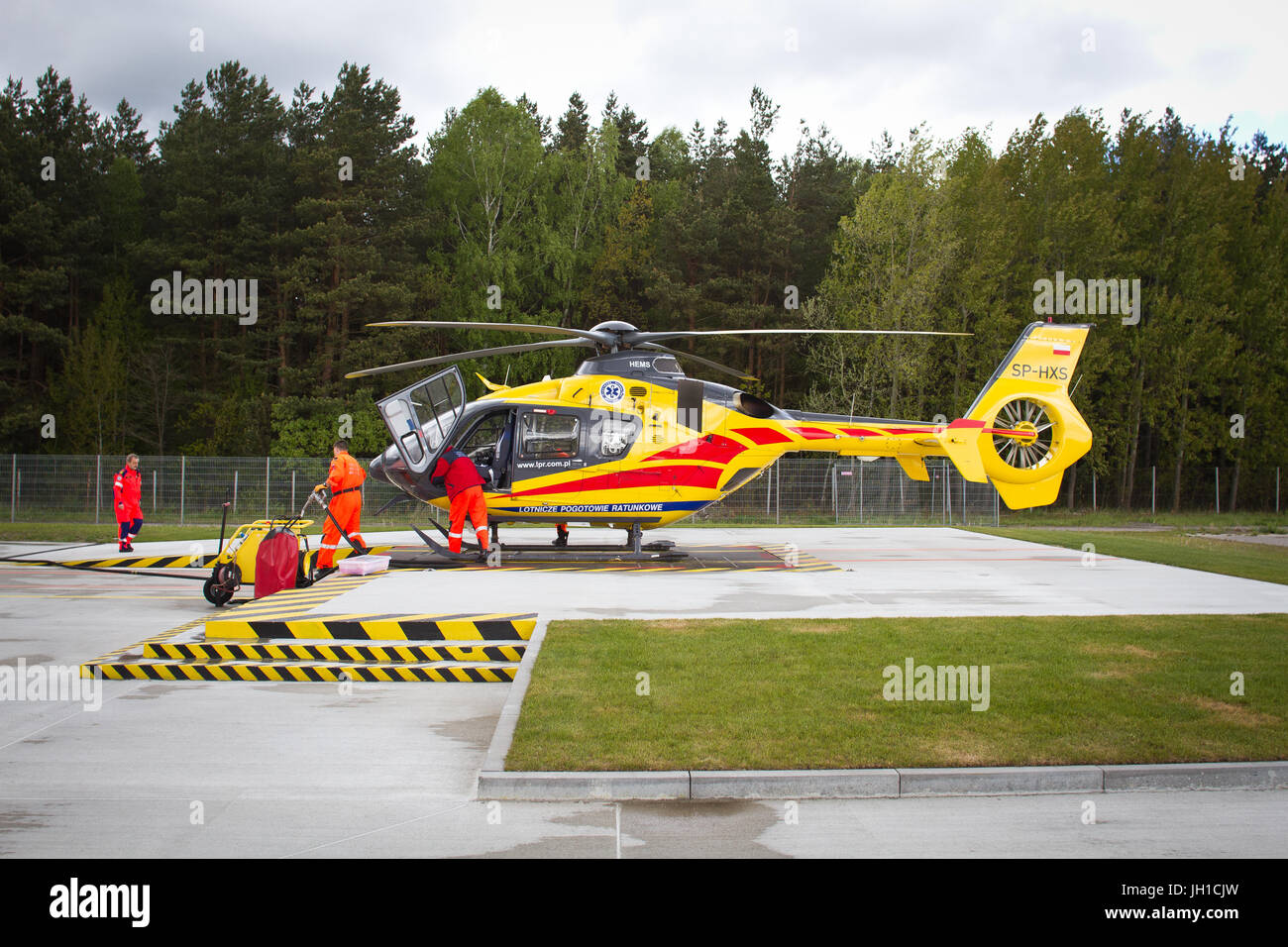 Elicottero polacco il servizio di emergenza medica (ORLI) Eurocopter 135 in corrispondenza degli orli Polsih base in Gdansk, Polonia. Foto Stock