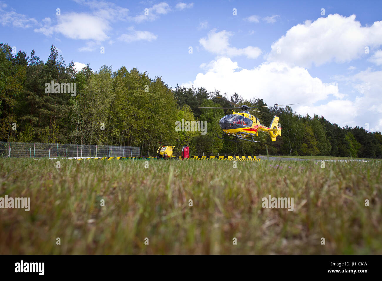 Elicottero polacco il servizio di emergenza medica (ORLI) Eurocopter 135 decollo per azione. Foto Stock