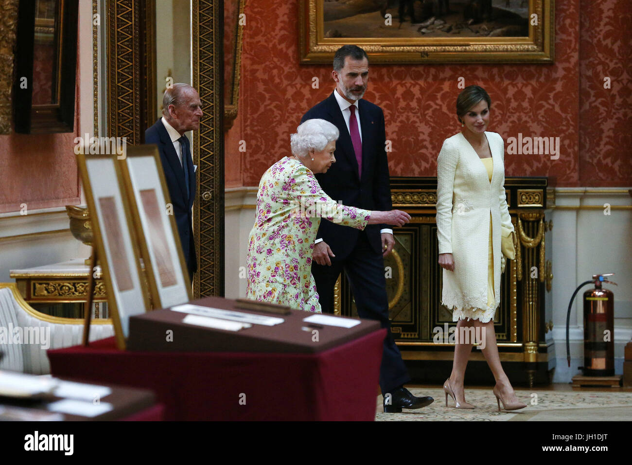 La regina Elisabetta II, il Duca di Edimburgo e della Spagna del re Felipe e Regina Letizia guardare a un display di Spagnolo voci dalla Collezione Reale a Buckingham Palace di Londra durante il Re della visita di Stato nel Regno Unito. Foto Stock