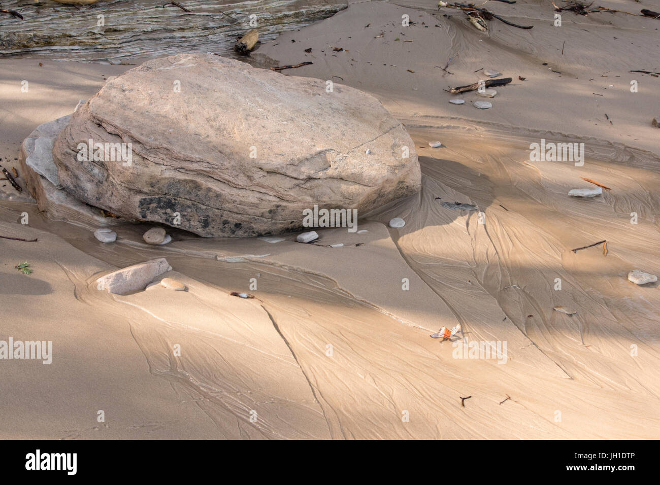 Modello di erosione in sabbia con roccia di Mosquito Beach a Pictured Rocks National Lakeshore Foto Stock