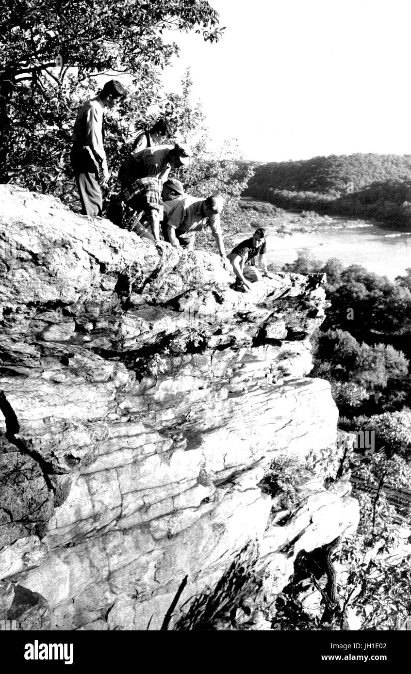 Geologo Ernst Cloos e un gruppo di suoi studenti di Johns Hopkins University esaminare Jefferson roccia ad Harper's Ferry, West Virginia, 1955. Foto Stock