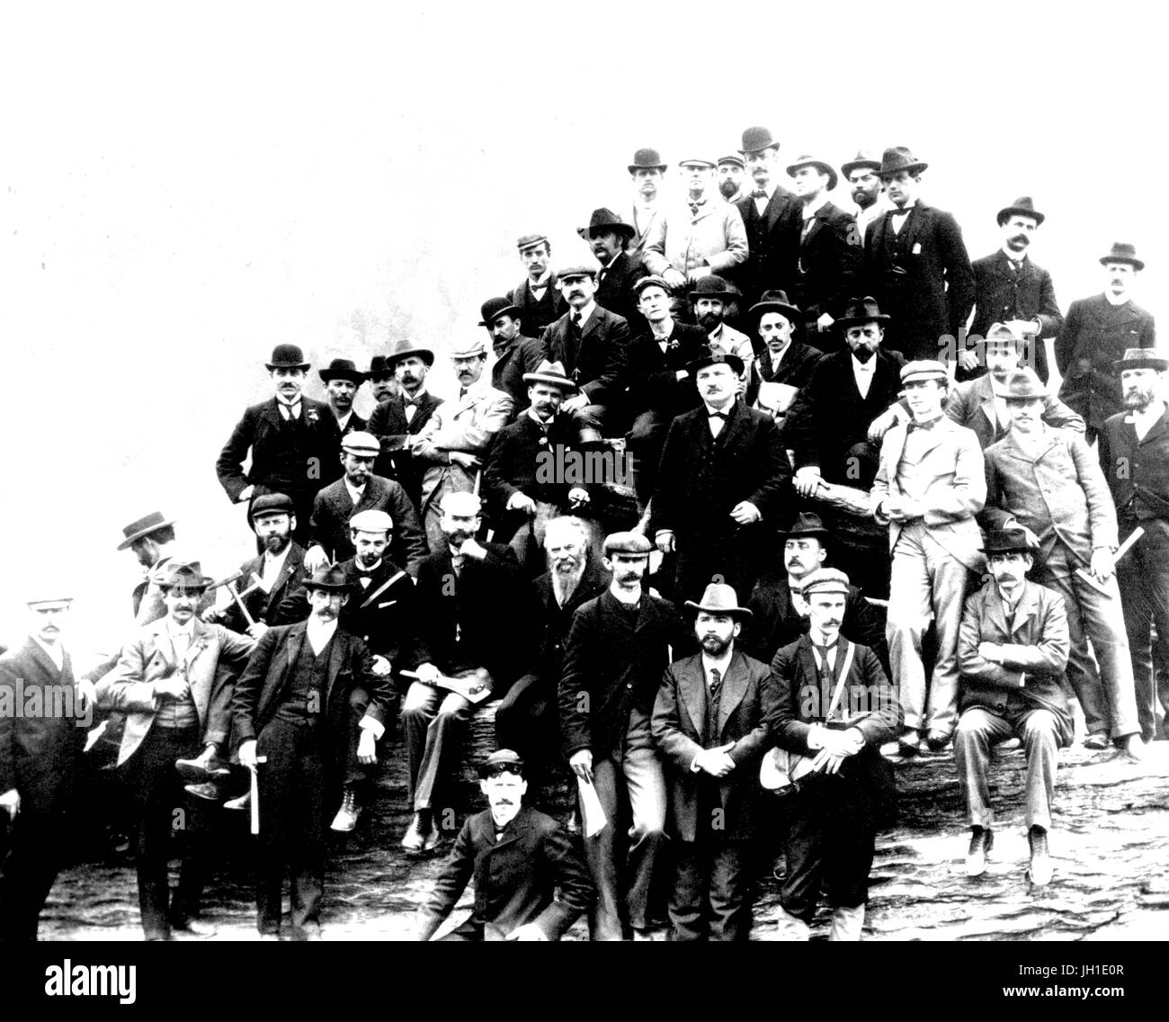 Gruppo grande ritratto di geologi e studenti di Johns Hopkins University sulla Jefferson Rock in harpers Ferry, West Virginia, 1896. Foto Stock