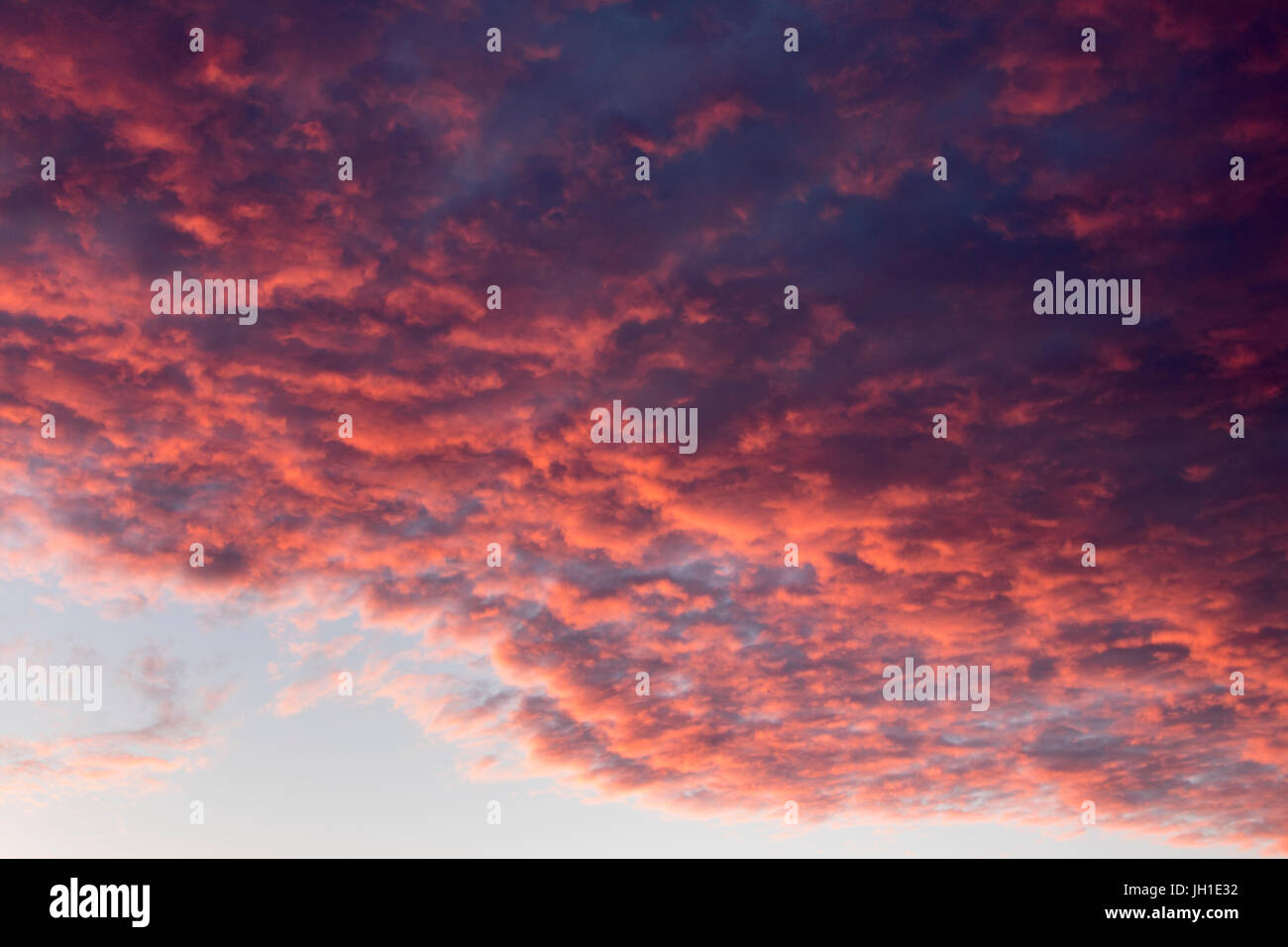 Il pittoresco cielo nuvoloso durante il Sunrise Foto Stock