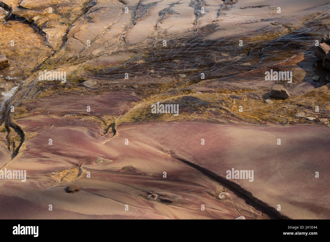 Ferro onda macchiata modelli di erosione a Spiaggia di zanzara in Pictured Rocks National Lakeshore Foto Stock