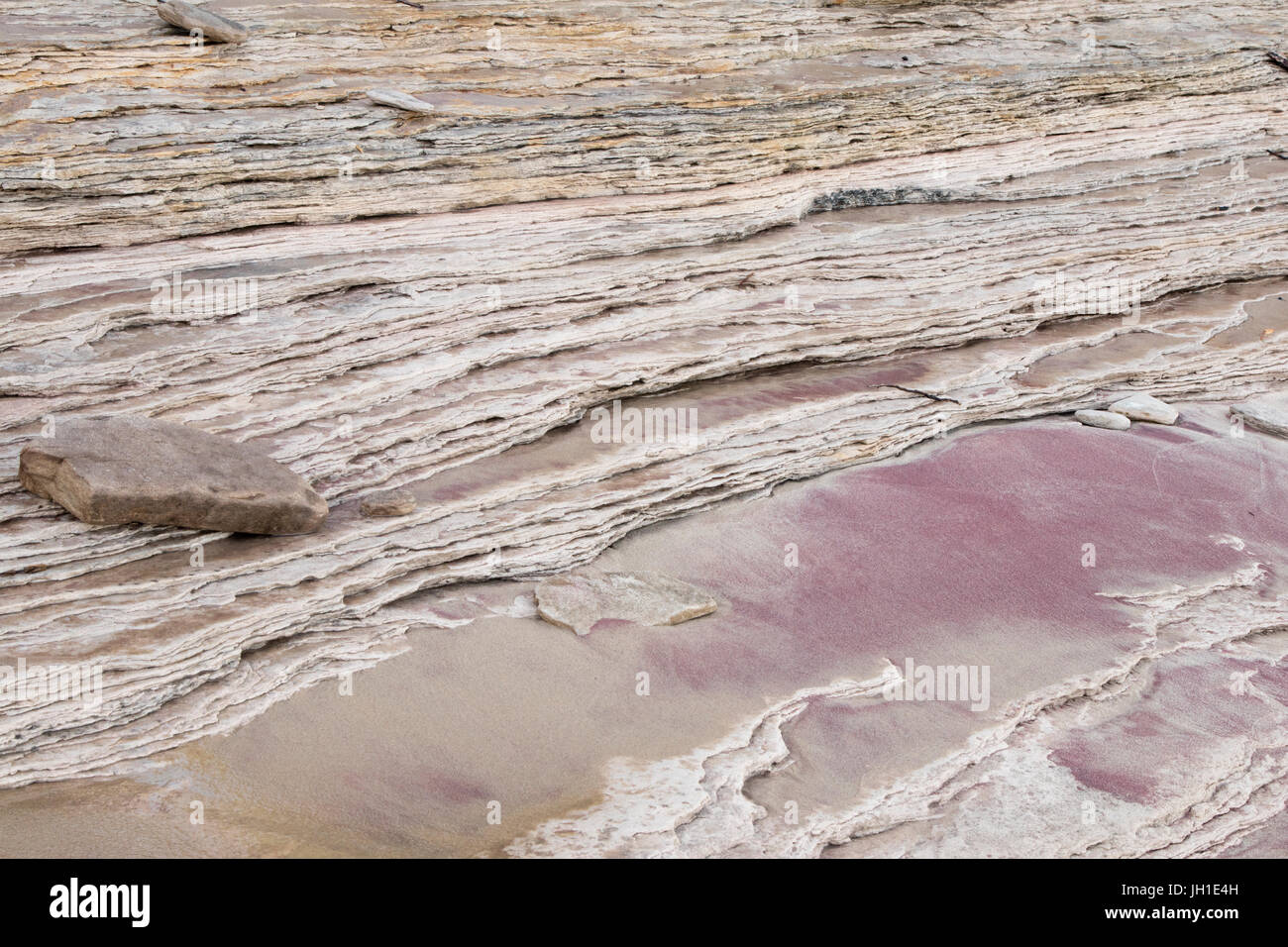 Ferro onda macchiata modelli di erosione a Spiaggia di zanzara in Pictured Rocks National Lakeshore Foto Stock