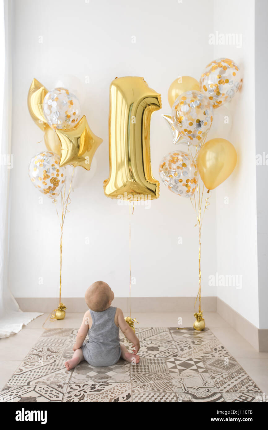 Bambini piccoli (" bébés " primo compleanno di un anno di età con palloncini Foto Stock