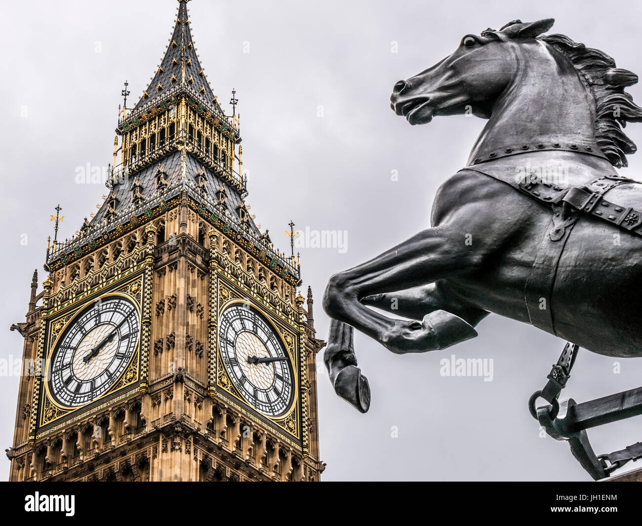 Primo piano del cavallo dalla statua di Boudicca, un Big Ben. Londra, Regno Unito Foto Stock