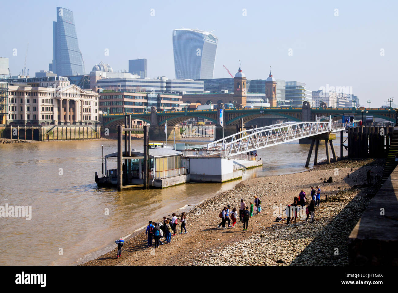 Regno Unito Londra - 08 Aprile 2015: Argine del Fiume Tamigi Foto Stock