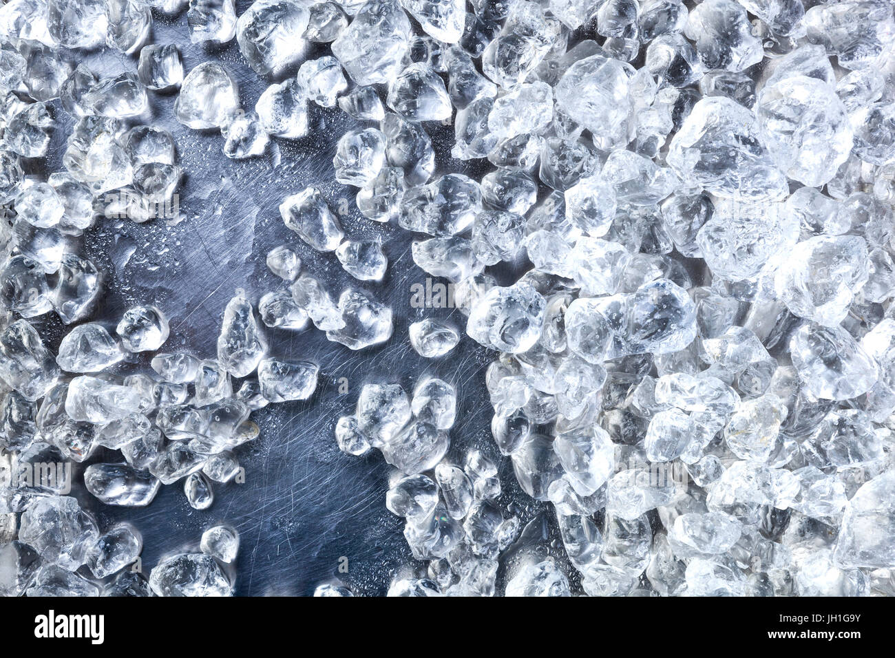 Ghiaccio tritato sfondo. Pezzi di ghiaccio frantumato i cubi su sfondo nero. Copia spazio, vista dall'alto Foto Stock