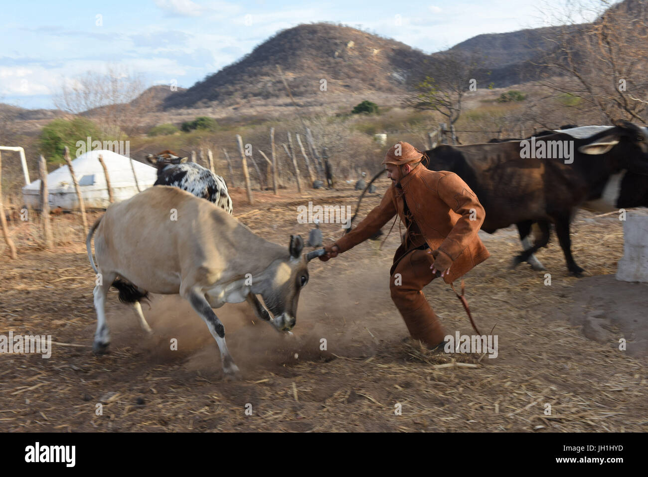 Persona di nord-est, abbigliamento; cowboy, 2017, Caatinga, Boa Vista, Paraíba, Brasile Foto Stock