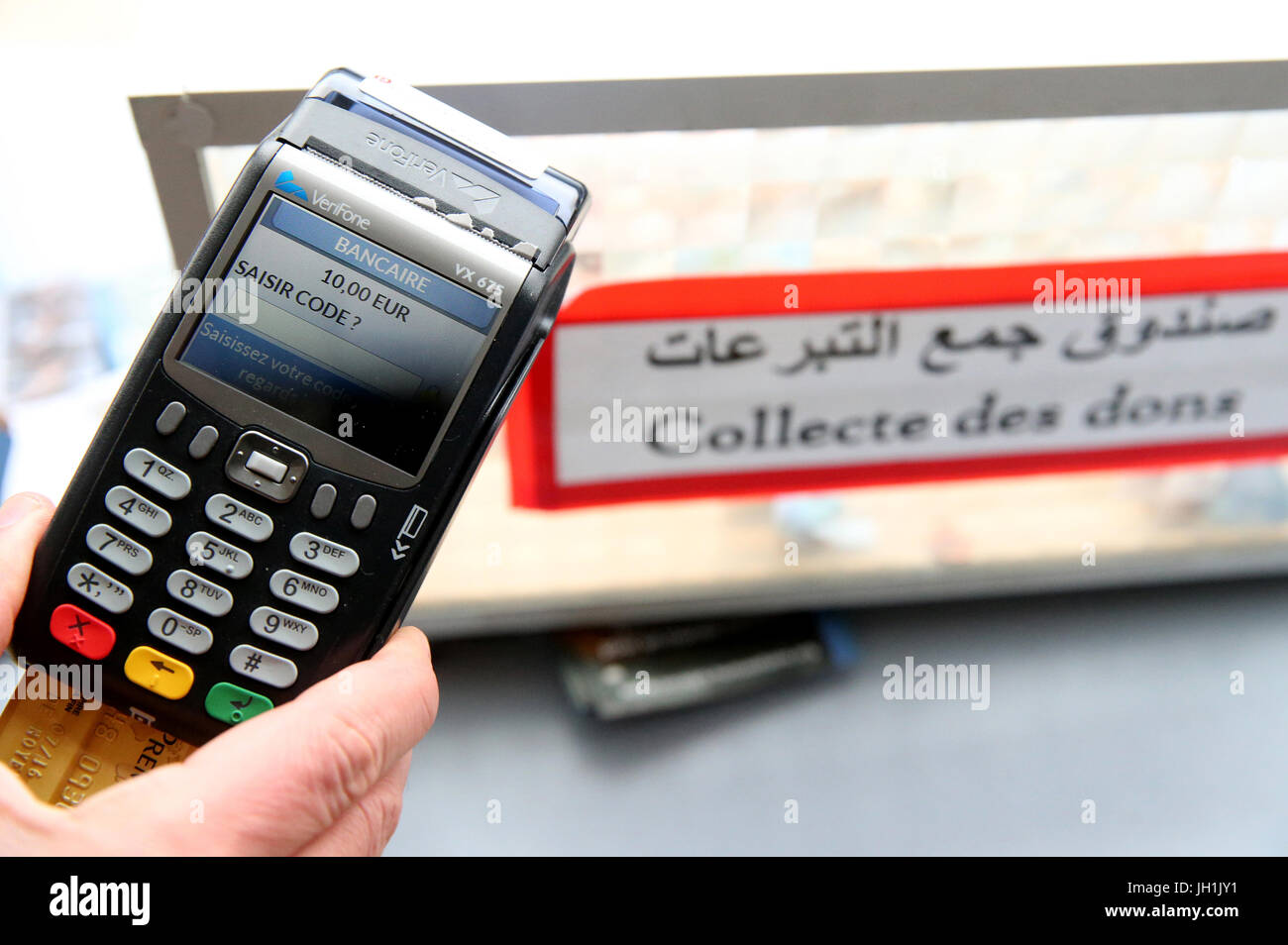 La Zakat è una forma di obbligo di elemosina e tassa religiosa nell'Islam. Si tratta di uno dei cinque pilastri dell Islam. La Francia. Foto Stock