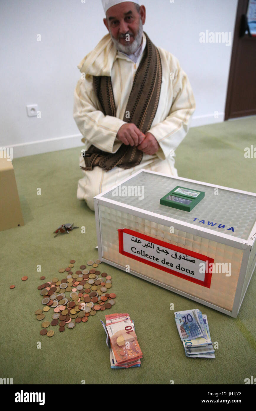 La Zakat è una forma di obbligo di elemosina e tassa religiosa nell'Islam. Si tratta di uno dei cinque pilastri dell Islam. La Francia. Foto Stock