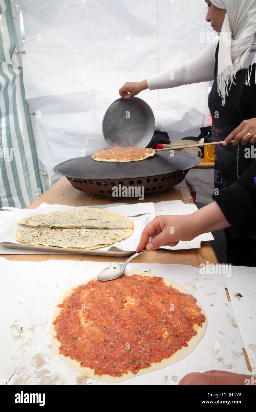 Manakish : stile arabo pizza. La Francia. Foto Stock