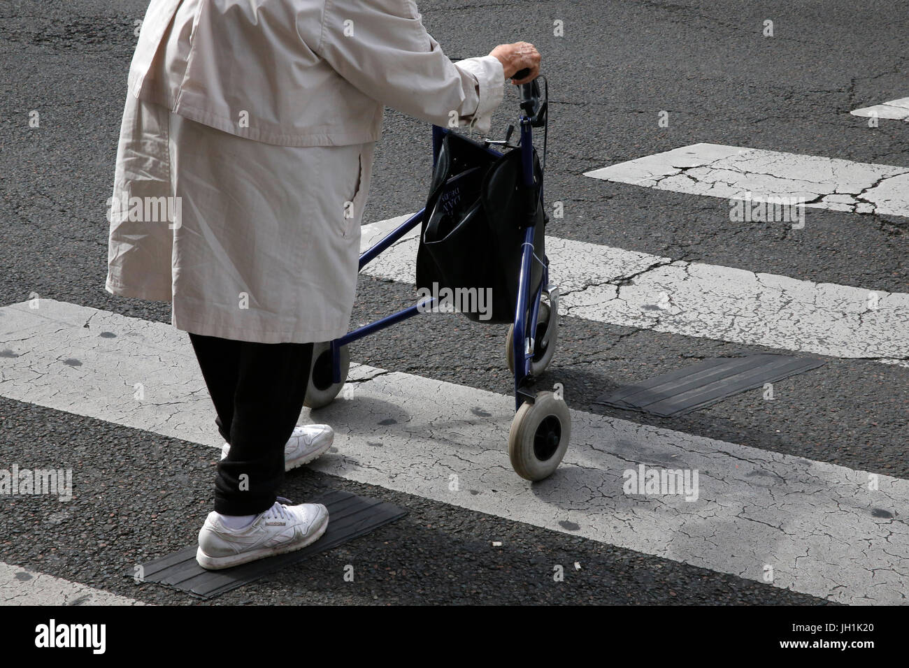 Persona che cammina con un Zimmer frame. La Francia. La Francia. Foto Stock