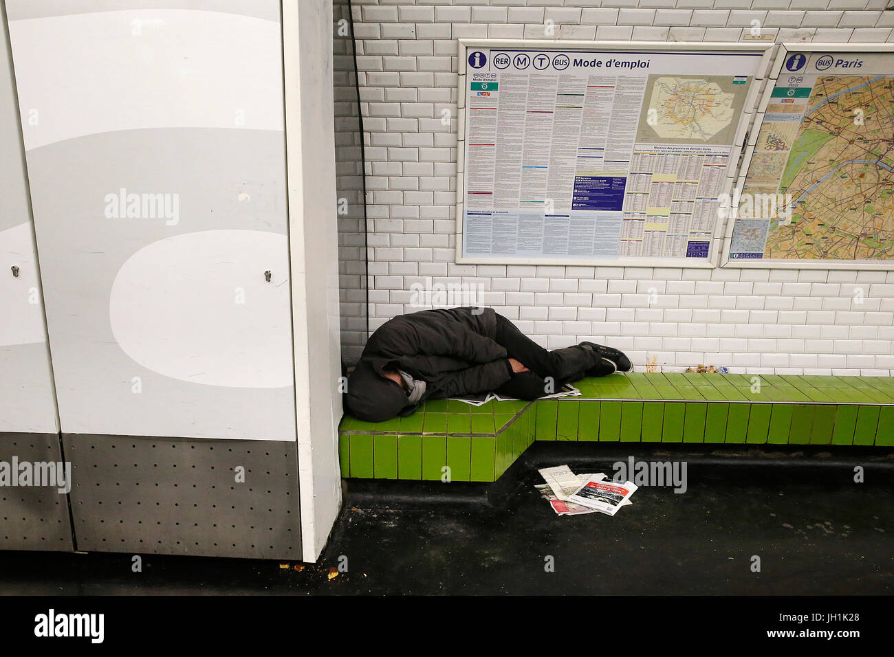 La persona senza dimora dormire in una Parigi stazione della metropolitana. La Francia. La Francia. Foto Stock