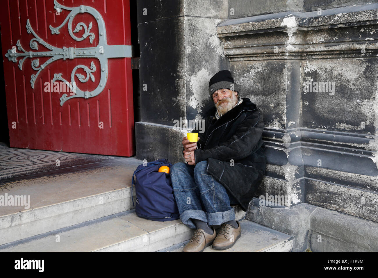 Beggar fuori la cattedrale di Marsiglia. La Francia. Foto Stock