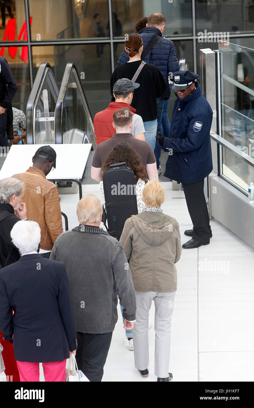 Il controllo di sicurezza all'entrata di un centro commerciale per lo shopping a Parigi. La Francia. Foto Stock