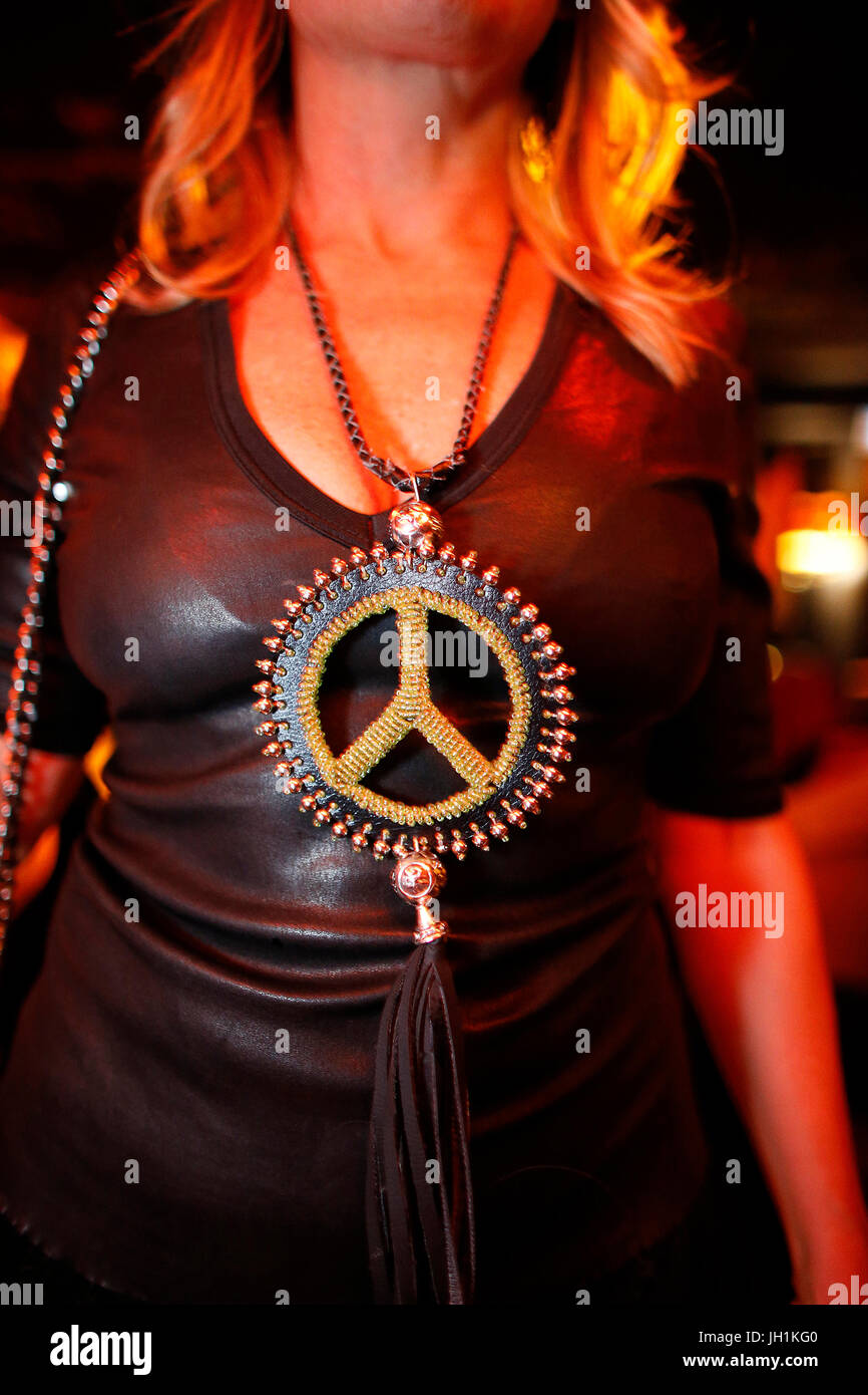 Donna che indossa un simbolo di pace pendente. La Francia. Foto Stock