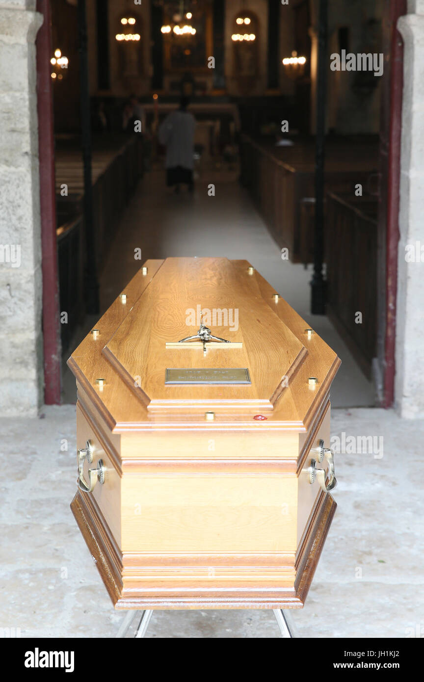 Cattolica messa funebre in una chiesa. La Francia. Foto Stock