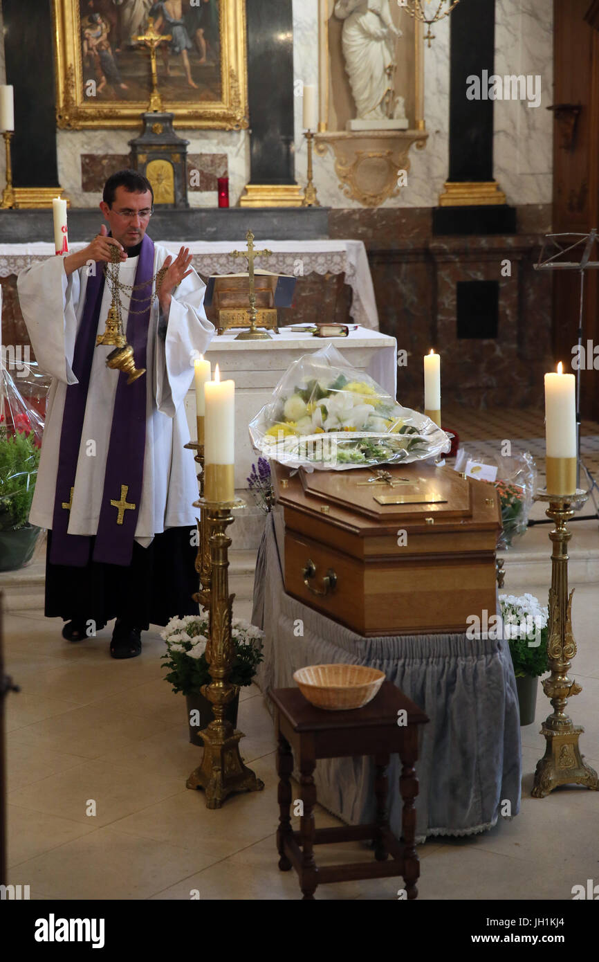 Cattolica messa funebre in una chiesa. La Francia. Foto Stock