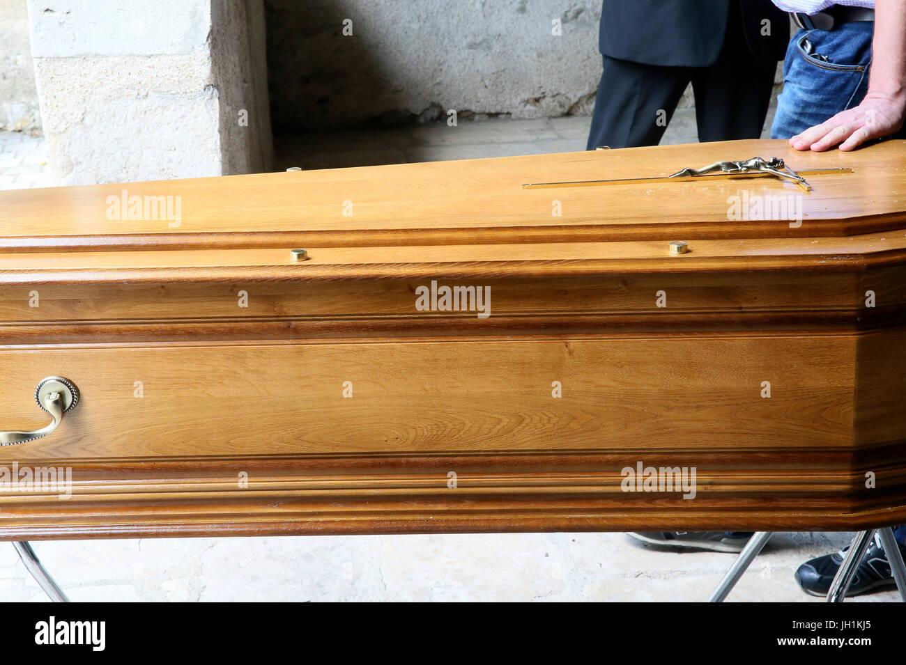 Amico che trasportano bara al funerale di Cattolica. La Francia. Foto Stock
