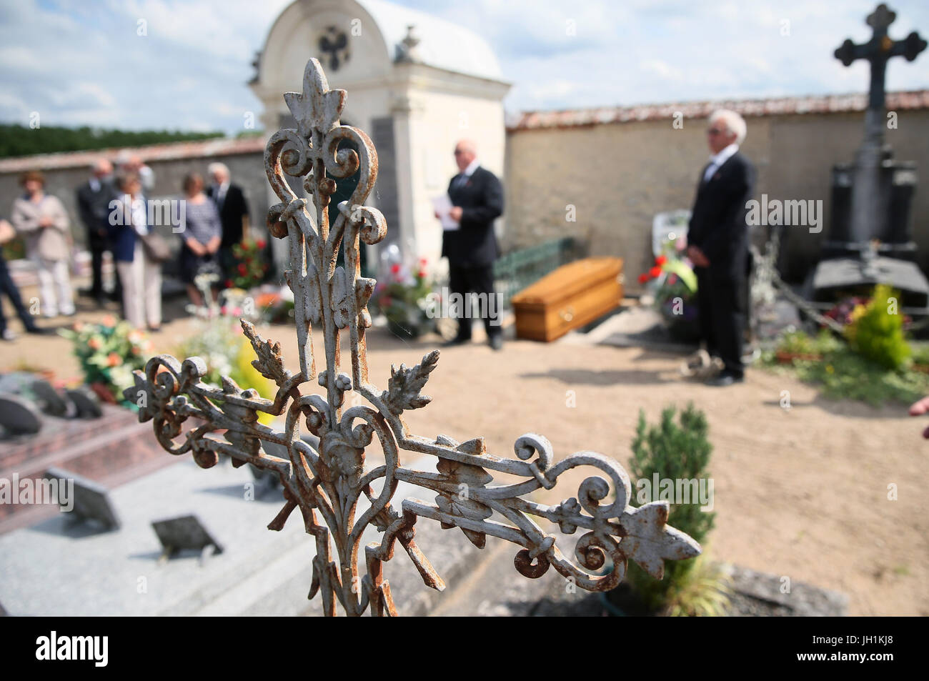 Le persone a un funerale in un cimitero. La Francia. Foto Stock