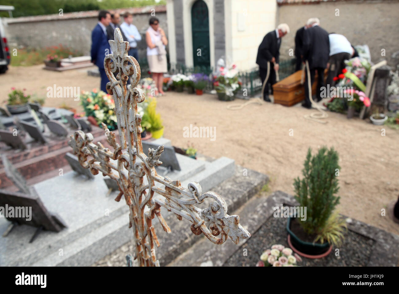 Le persone a un funerale in un cimitero. La Francia. Foto Stock