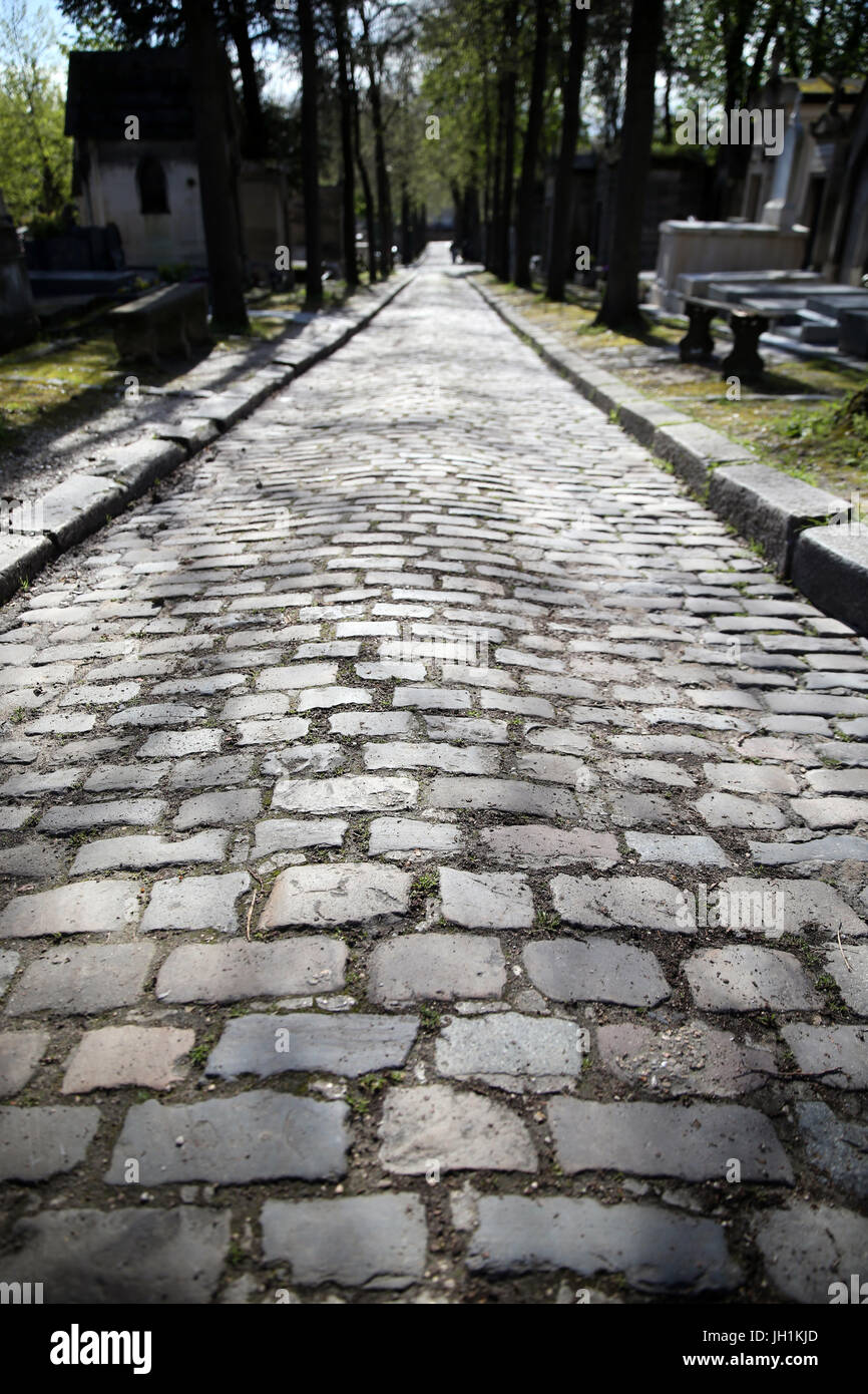 Sentiero acciottolato che conduce al cimitero di Pere Lachaise. Parigi. La Francia. Foto Stock