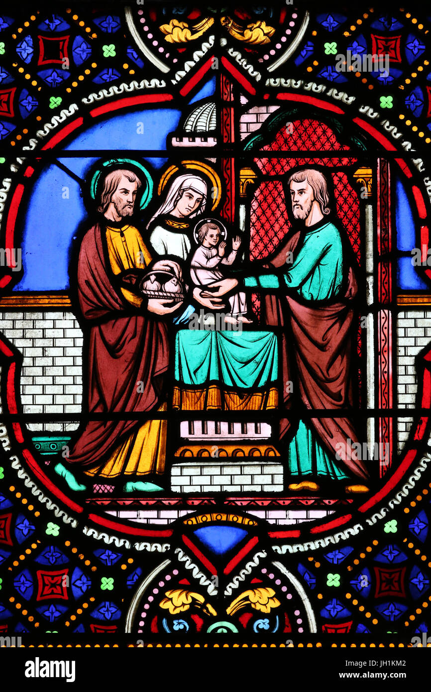 Chiesa del Sacro Cuore di Gesù. Finestra di vetro colorato. La presentazione di Gesù al tempio. Moulins. La Francia. Foto Stock