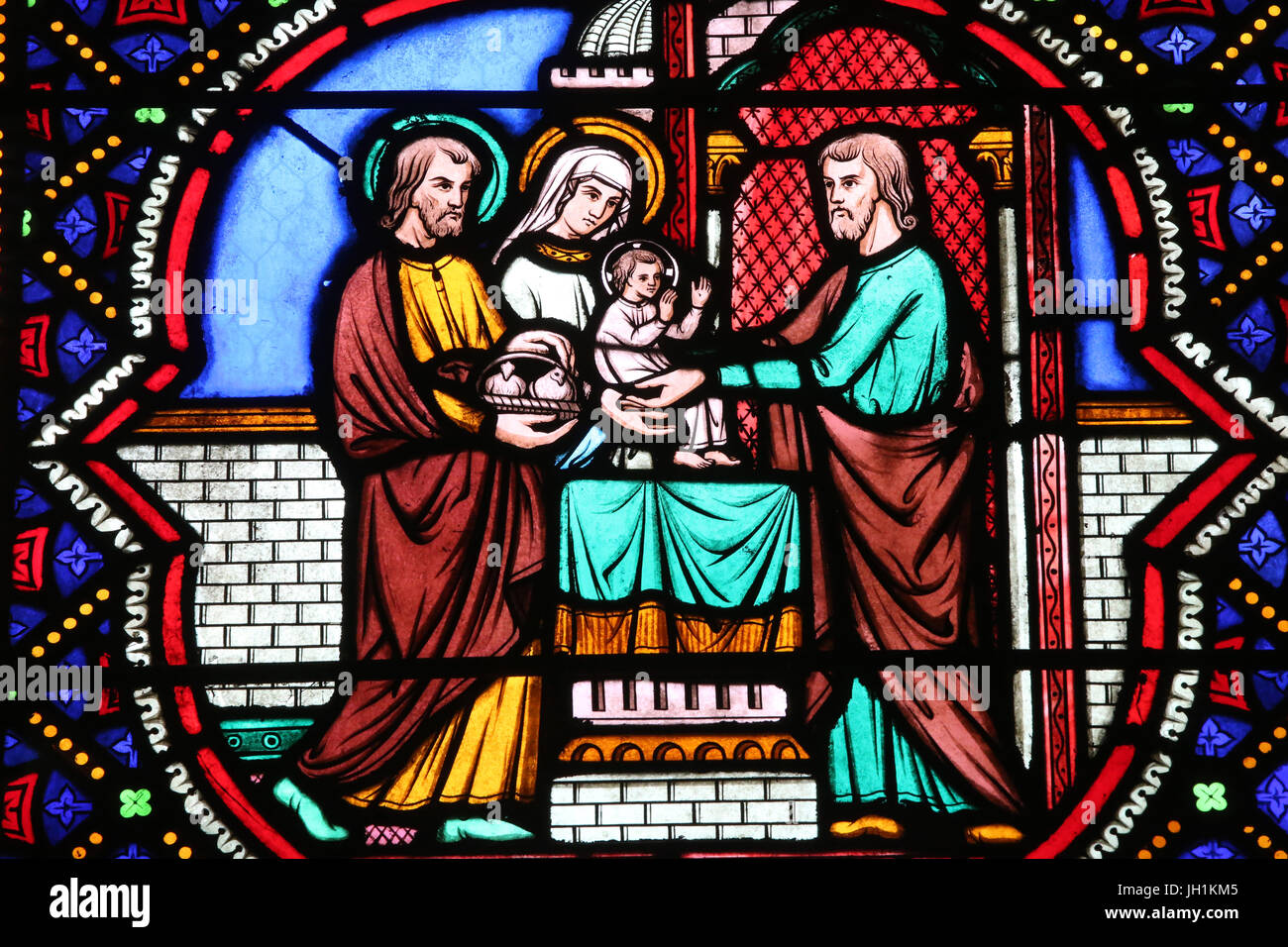 Chiesa del Sacro Cuore di Gesù. Finestra di vetro colorato. La presentazione di Gesù al tempio. Moulins. La Francia. Foto Stock