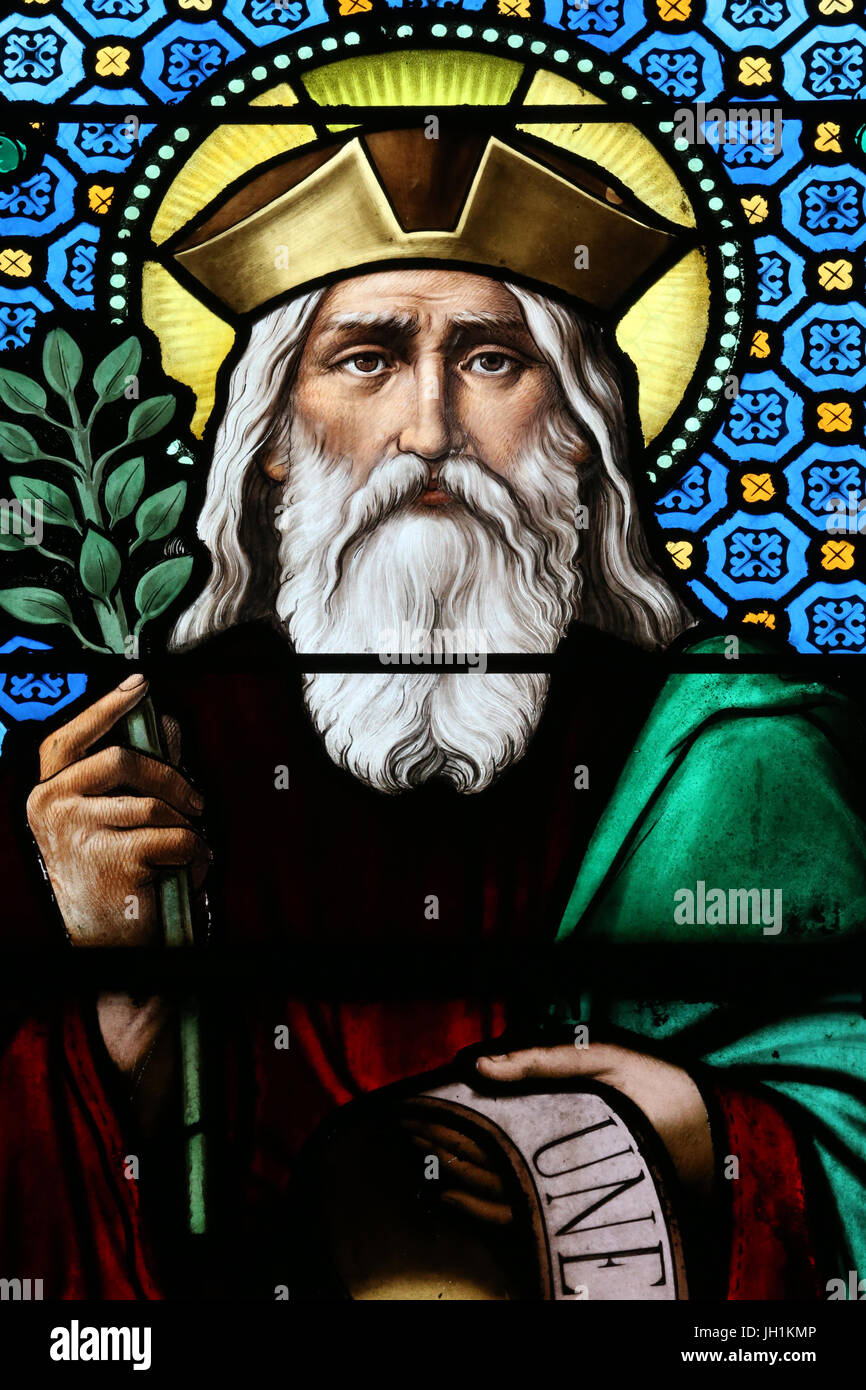 Chiesa del Sacro Cuore di Gesù. Finestra di vetro colorato. Isaia era l'ottavo secolo a.c. profeta ebraico che ha dato il nome al suo Libro di Isaia. Moulins. La Francia. Foto Stock