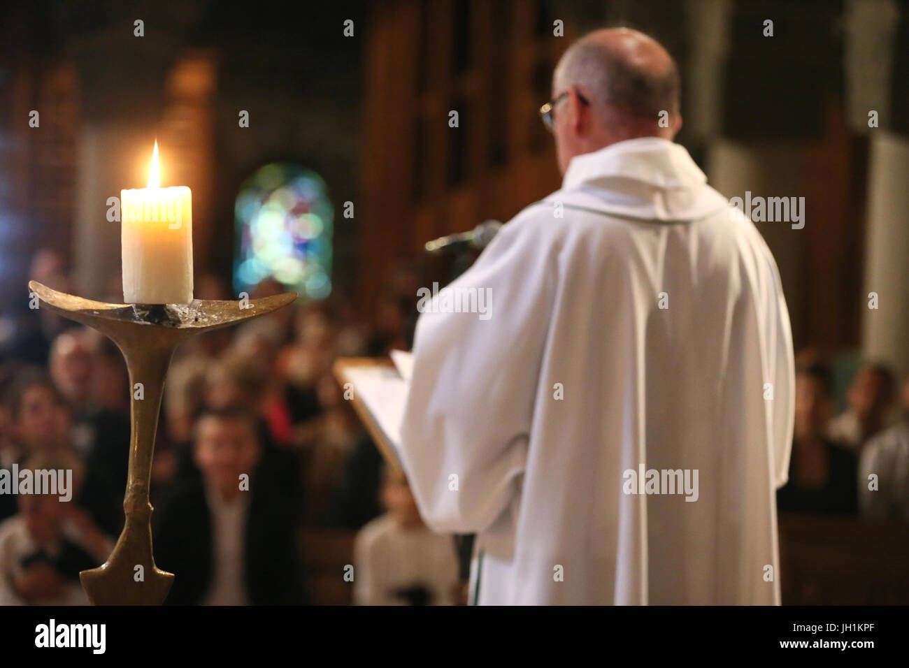 Nostra Signora piena di grazia di Plateau d'Assy. Un sacerdote cattolico. La cerimonia nuziale. La Francia. Foto Stock
