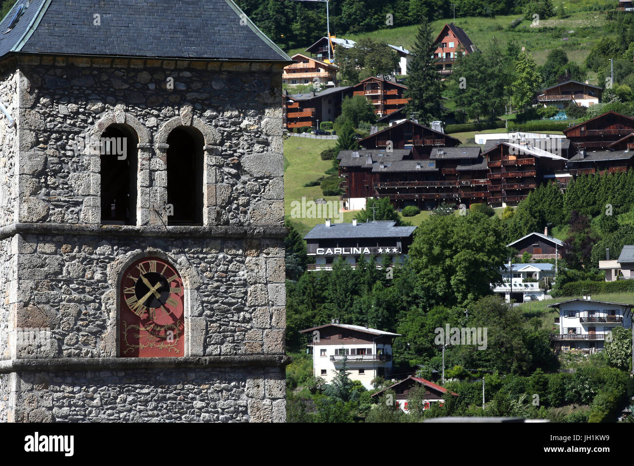 Sulle Alpi francesi. Saint-Gervais-les-Bains chiesa. Belle torre. La Francia. Foto Stock