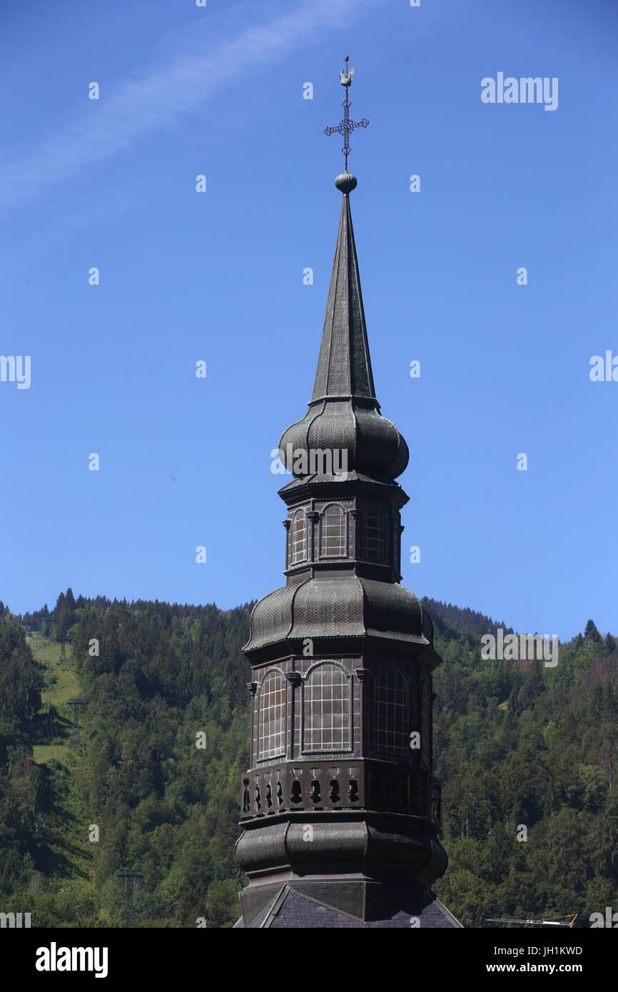 Sulle Alpi francesi. Saint-Gervais-les-Bains chiesa. Belle torre. La Francia. Foto Stock