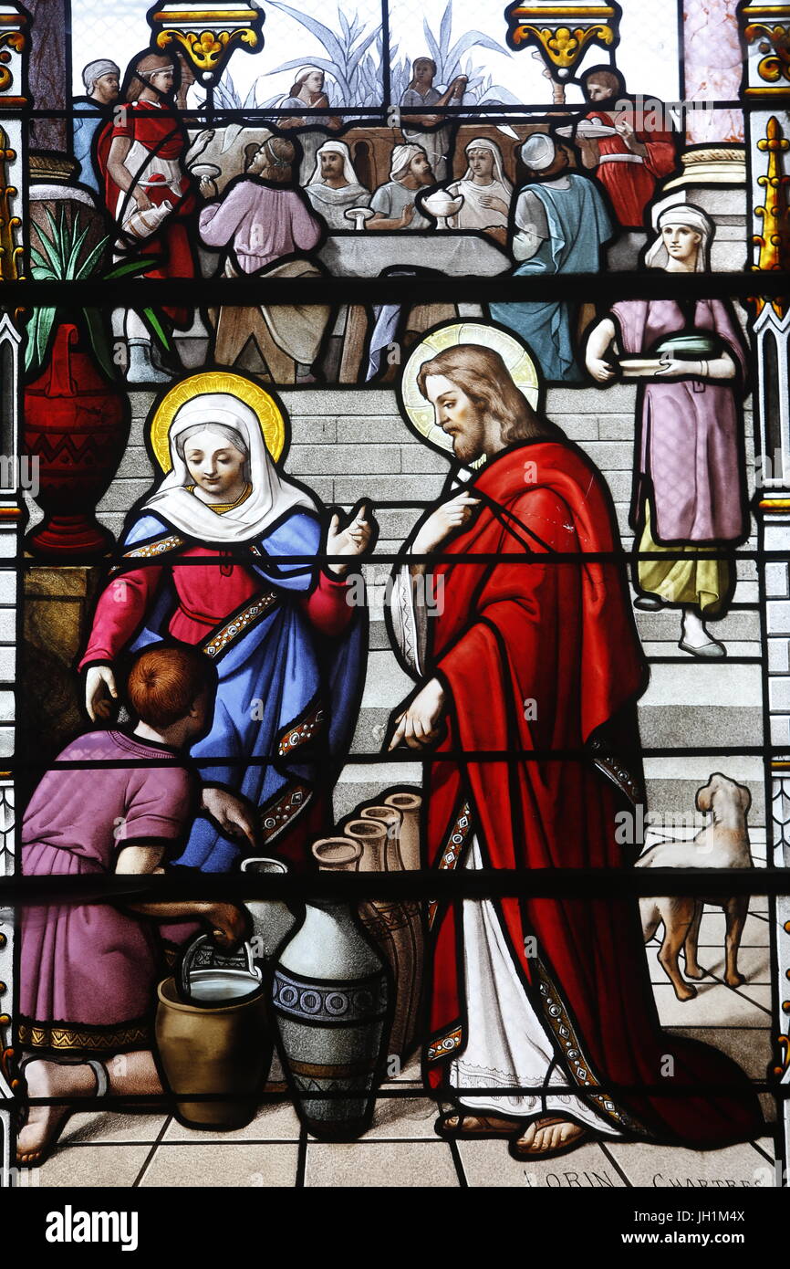 Vetro colorato nella chiesa Saint-Aubin, a Houlgate. Il miracolo di Cana. La Francia. Foto Stock