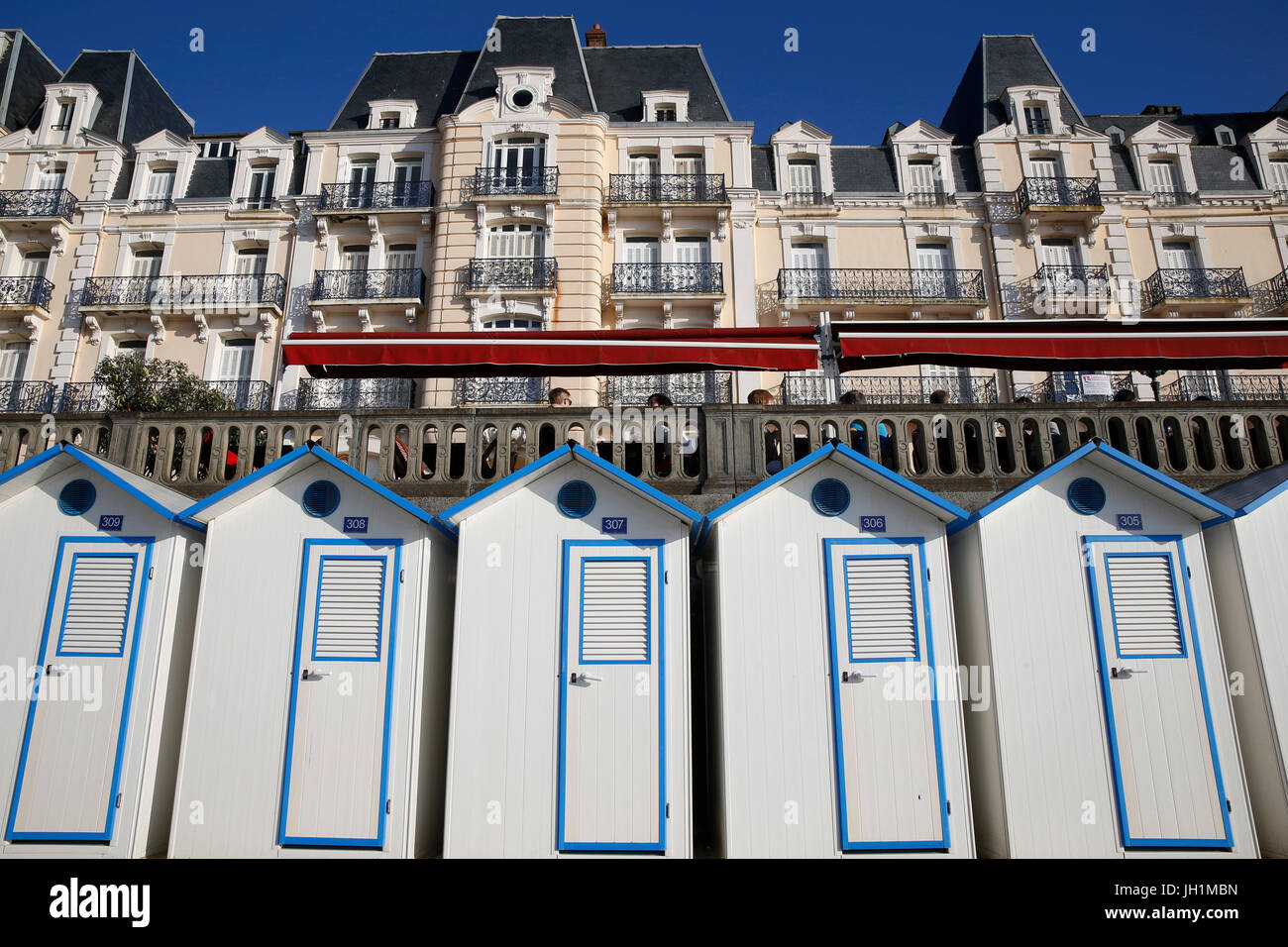 Cabine da spiaggia e Grand Hotel a Cabourg, in Normandia. La Francia. Foto Stock