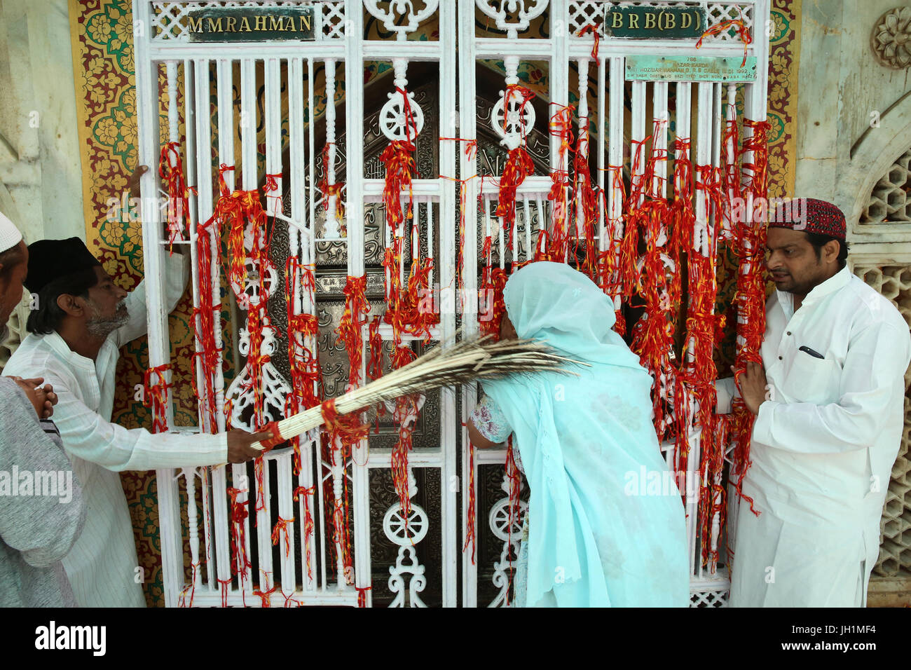 Ajmer dargah Sharif, Rajasthan. Pellegrino ha toccato con penne di pavone utilizzato per pulire la tomba santuario. India. Foto Stock