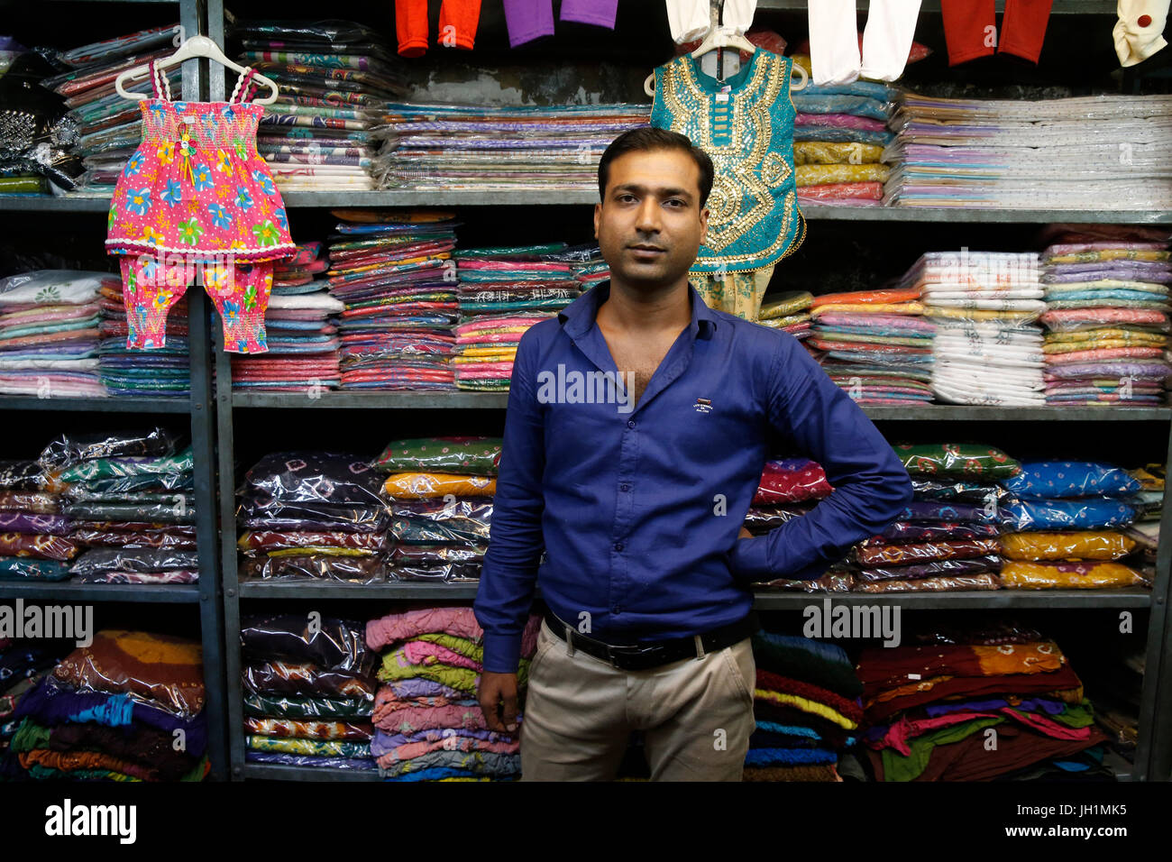 Negozio di abbigliamento al di fuori di Ajmer dargah Sharif, Rajasthan. India. Foto Stock