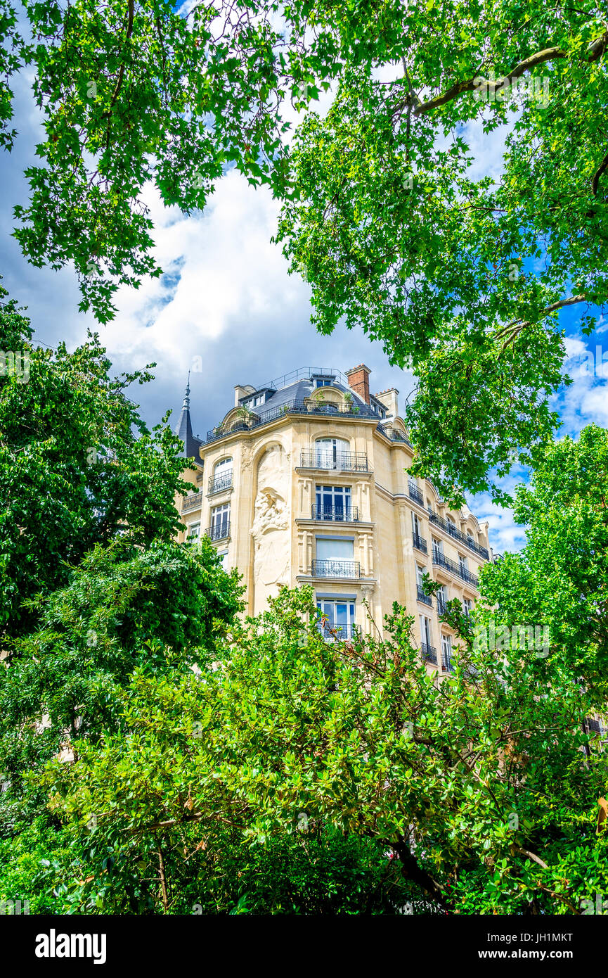 Quare du Temple su una bella giornata estiva è circondato da una meravigliosa architettura di Parigi Foto Stock