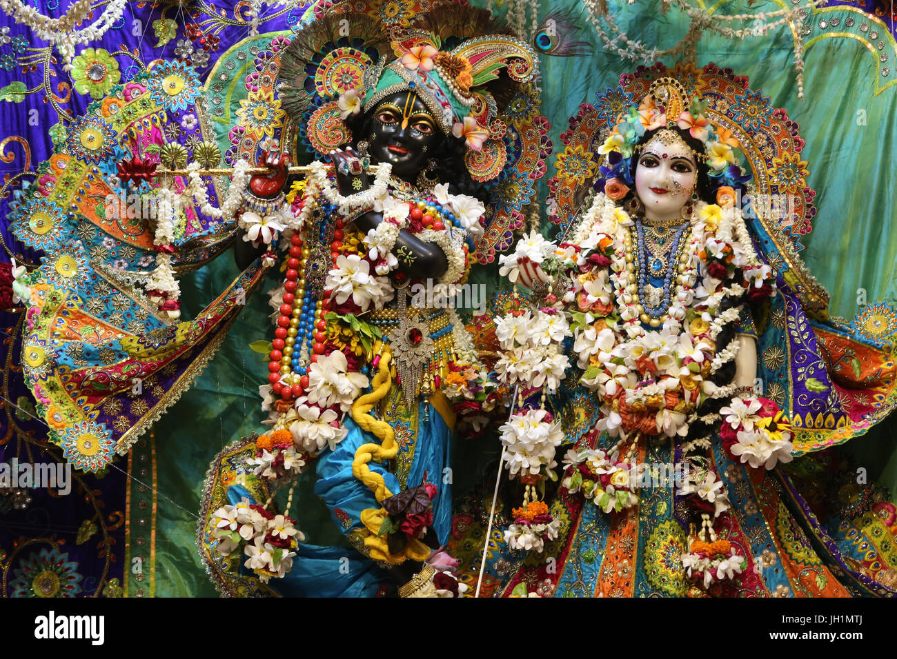 Krishna-Radha murthis nel tempio Krishna-Balaram in Vrindavan. India. Foto Stock