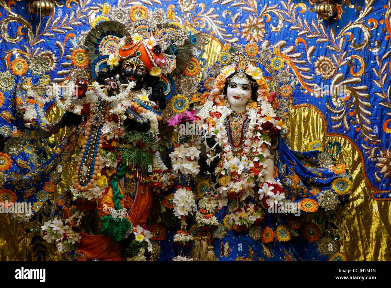 Krishna-Radha murthis presso l'altare centrale del tempio Krishna-Balaram in Vrindavan. India. Foto Stock