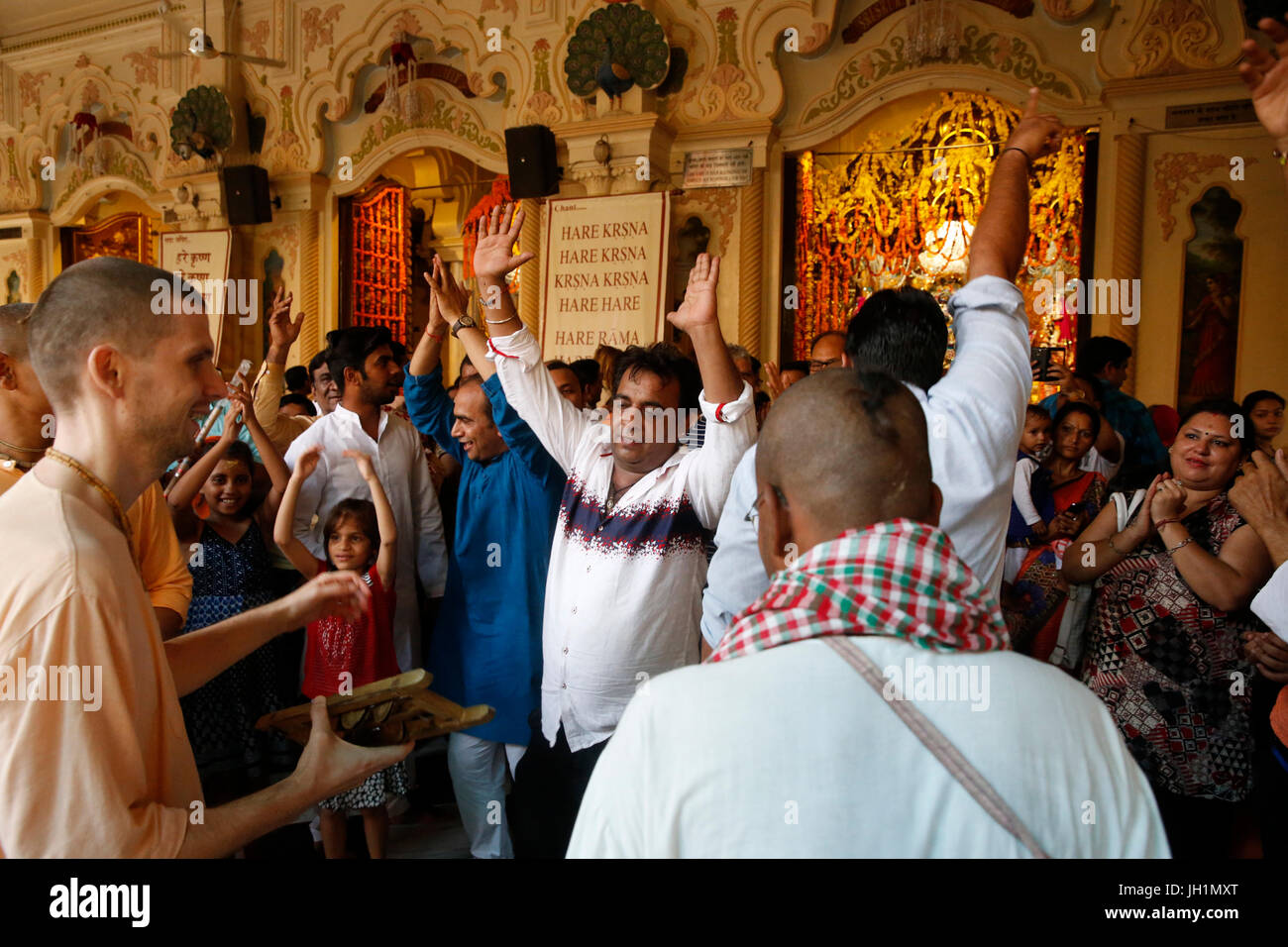 Balli e canti al tempio Krishna-Balaram, Vrindavan, Uttar Pradesh. India. Foto Stock